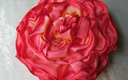Как да си направите роза от сатенена панделка 1