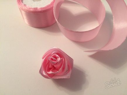 Как да си направите роза от сатенена панделка
