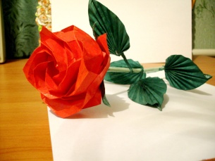 Как да си направите роза от сатенена панделка