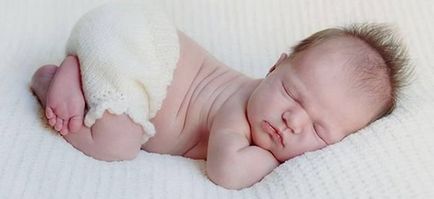 Как да се сложи новороденото да спи през деня, през нощта и в каква позиция