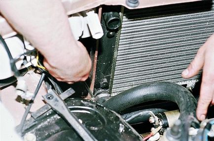 Как да се премахнат потока на радиатора на колата - автоматично