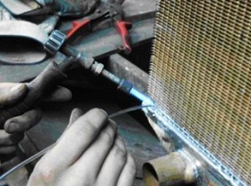 Как да се премахнат теч в охлаждане на автомобил радиатор