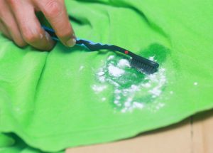 Как да се сложи масло петно ​​от дрехите