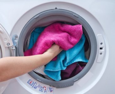 Как да се оттегли от петролните петна от дрехите у дома, можете да изтриете