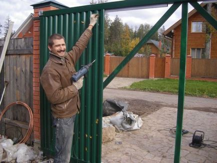 Вратичката на велпапе как да се направи врата с ограда с ръцете си от ъгъла, трапецовидна лист, ширината на (велпапе) Вратичката на велпапе как да се направи врата с ограда с ръцете си от корнер, ширината на трапецовидна ламарина
