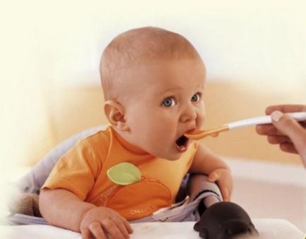 Кога да се въведат твърди храни бебета - 10 признаци на готовност на детето, за да примамват