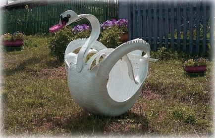 Лебеди на гумата с ръцете си снимка