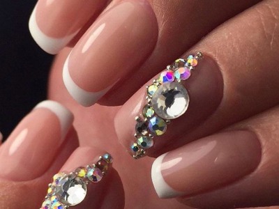 Маникюр къси нокти с кристали снимка брилянтен дизайн