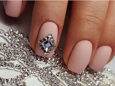 Маникюр къси нокти с кристали снимка брилянтен дизайн