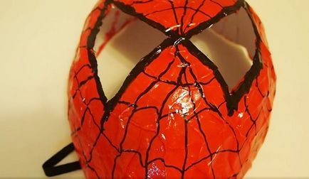 Spider Man прикрие собствените си ръце от тишу
