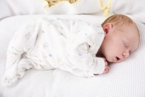 Мога ли да спите на една страна новородено определяне на правилната позиция за вашето бебе сън в началото