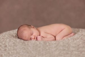 Мога ли да спите на една страна новородено определяне на правилната позиция за вашето бебе сън в началото