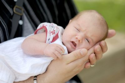 Новородено често хълцане защо, какво да правя, как да се помогне на детето си да се справи с хълцане