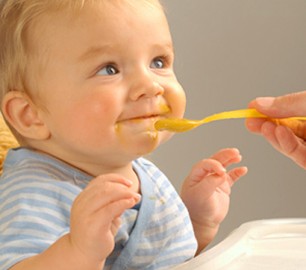 Първите твърди храни на дете съвети по месеци