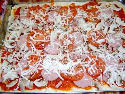 Пица с наденица, гъби и домати
