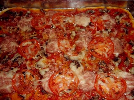 Пица с наденица, гъби и домати