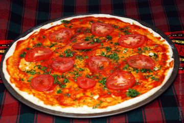 Пица с гъби, домати, каперси и пармезан