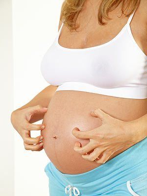 Защо бременна корем сърбеж, стомаха по време на бременност