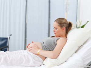 Защо по време на бременност корем надраскани и какво да правя