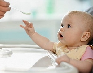 Говорете с колко месеца може да се хранят бебето