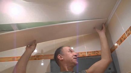 Таваните на пластмасови панели със собствените си ръце, видео и фото размер, с връзки (му) Таваните на пластмасови панели със собствените си ръце, видео и фото размер, с фуги