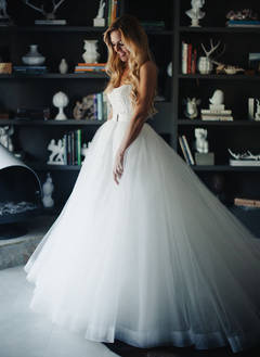 Правила за избор на перфектната сватбена рокля, за да създадете ефектен образ на булката