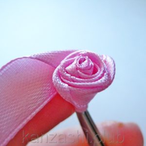 Розата на сатенени панделки с ръцете си