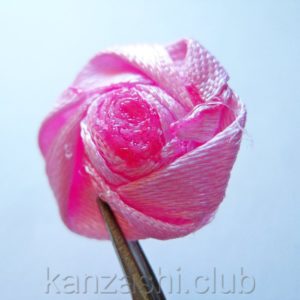 Розата на сатенени панделки с ръцете си