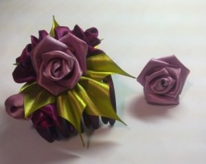 Rose на сатенени панделки в областта на технологиите kanzashi (снимки и видео)