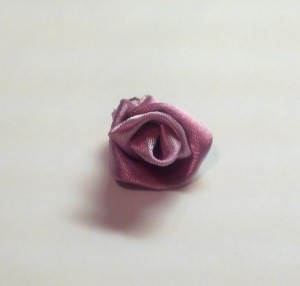 Rose на сатенени панделки в областта на технологиите kanzashi (снимки и видео)