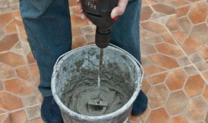 Как да добавите чаша вода в съвета на цимент разтвор