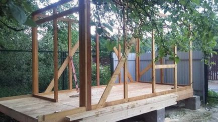 Изграждане на дървена къща с лятна гости със собствените си ръце