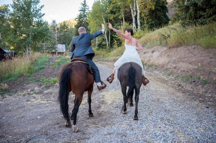 Сватба на кон няколко снимки на булки с коне от категорията на сватбени истории -