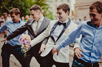 Танцови шафери на сватбата жилетки като забавление