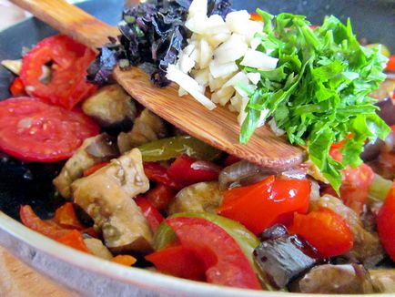 Топла салата от патладжан и домати, храна XXI век