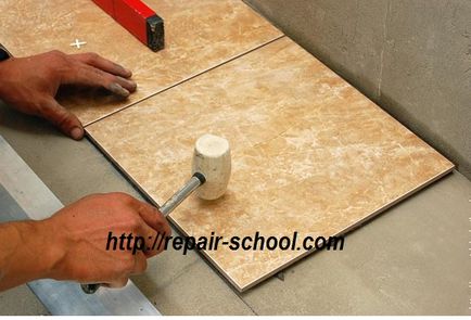 Полагане плочки на пода с ръце, ремонт на училище