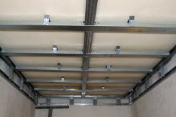 Монтирането на панели на тавана, без особено затруднение