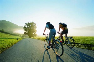 Колоездене (колоездене) или пътуване с велосипед самостоятелно и в компанията