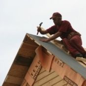 Видео инструкции за подаване на стрехите на покрива с ръцете си от професионалистите