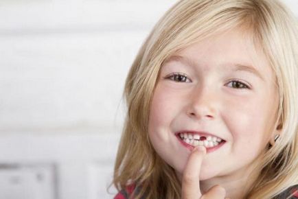 На колко години първите бебешки зъби падат на детето