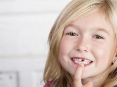 На колко години първите бебешки зъби падат на детето