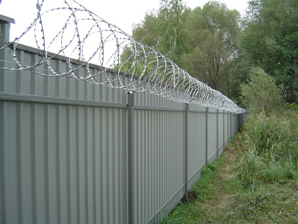 А ограда от метални листове