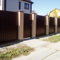 А ограда от метални листове с ръцете си размери, снимки, препоръки (ограда) А ограда от метални листове с неговите ръце размери, снимки, препоръки