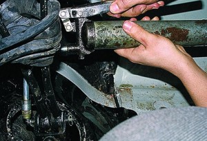 Смяната на маслото на делото за прехвърляне УАЗ автомобилистите