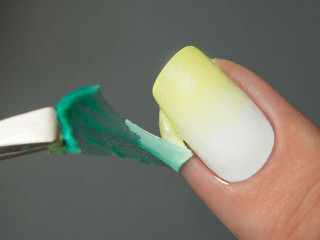 Течна храна Маникюр със своя инструмент ръцете на решения, които могат да се предпази кожата около ноктите