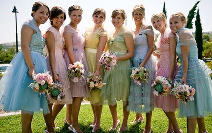 Красиви момичета в сватбени рокли