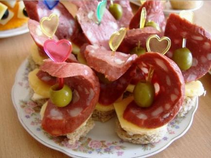 Сандвичи с колбаси - популярните рецепти със снимки