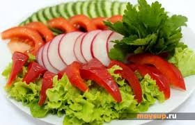 Какво може да се добавя към салата с краставици и домати