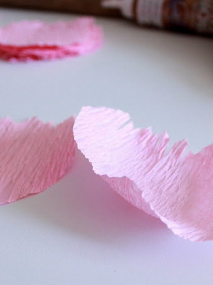Цветя, изработени от хартия как да направите цветя от цветна хартия и велпапе с ръцете си