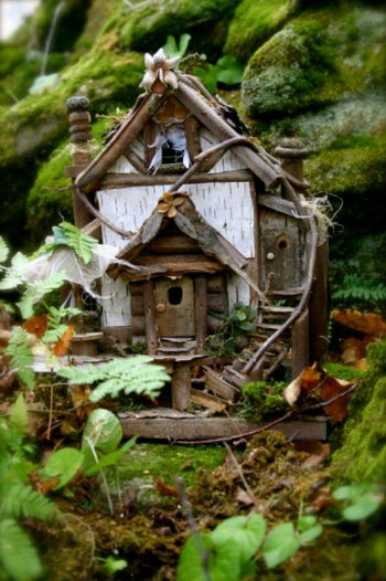 Декоративни малка къща за градина или цветни лехи за къщи